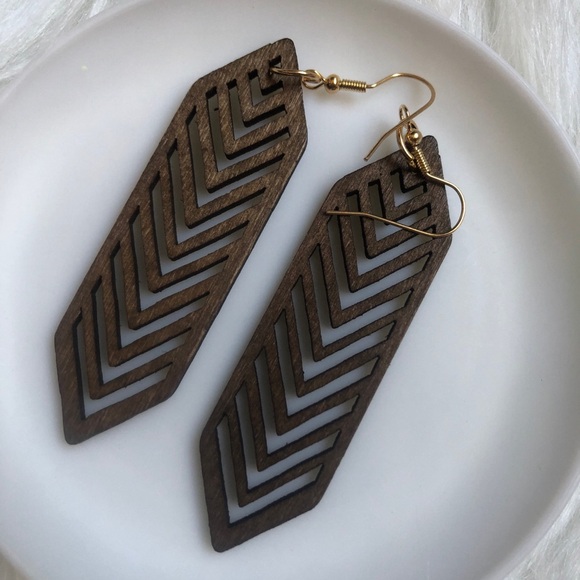 Boho brown wooden earrings - Picture 3 of 3